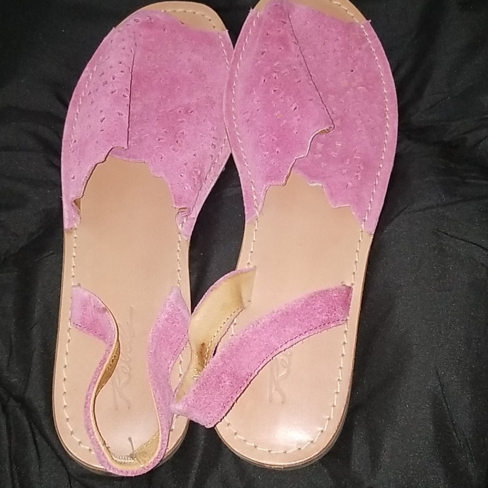 Flat sandals